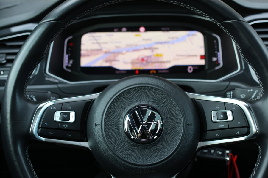 Volkswagen T-Roc 1.5 TSI 3X R-Line *Pano*Camera*Virtual*Trekhaak*