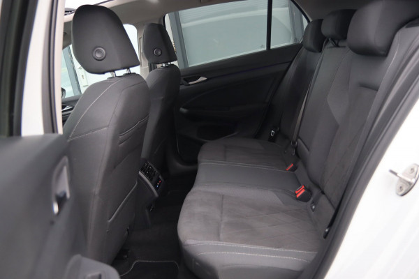 Volkswagen Golf 1.5 eTSI ACT / PANO / HUD / ACC / MEMORY / MASSAGE / CAMERA / STUUR+STOELVERW