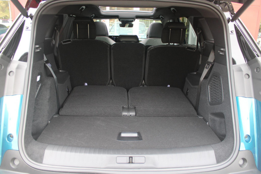 Peugeot 5008 1.2 Hybrid 145PK AUTOMAAT GT 7p | PANORAMISCH SCHUIFDAK PACK | 360° VISION & DRIVE ASSIST PLUS PACK: (360° CAMERA, BUITENSPIEGELS MET KANTELFUNCTIE, DRIVE ASSIST 2.0, DRAADLOZE TELEFOONLADER, ANTIDIEFSTALALARM) | BEKLEDING ALCANTARA/KUNSTLEDER | SEAT PACK COMFORT: (AGR BESTUUDERSSTOEL EN PASSAGIERSSTOEL ELEKTRISCH VERSTELBAAR MET MASSAGE FUNCTIE, BESTUUDERSSTOEL MET GEHEUGENFUNCTIE, BUITENSTE ZITPLAATSEN ACHTERBANK VERWARMBAAR) | GLANZEND ZWARTE DAKRAILS | BLUE OBSESSION | 19" LICHTMETALEN VELGEN "BREDA" | DRAADLOZE TELEFOONLADER | APPLE CARPLAY/ANDROID AUTO DRAADLOOS