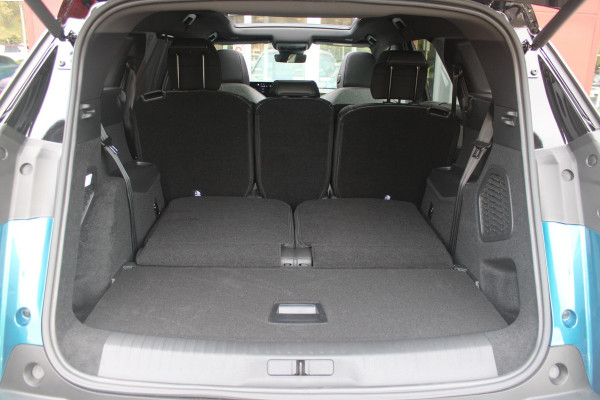Peugeot 5008 1.2 Hybrid 145PK AUTOMAAT GT 7p | PANORAMISCH SCHUIFDAK PACK | 360° VISION & DRIVE ASSIST PLUS PACK: (360° CAMERA, BUITENSPIEGELS MET KANTELFUNCTIE, DRIVE ASSIST 2.0, DRAADLOZE TELEFOONLADER, ANTIDIEFSTALALARM) | BEKLEDING ALCANTARA/KUNSTLEDER | SEAT PACK COMFORT: (AGR BESTUUDERSSTOEL EN PASSAGIERSSTOEL ELEKTRISCH VERSTELBAAR MET MASSAGE FUNCTIE, BESTUUDERSSTOEL MET GEHEUGENFUNCTIE, BUITENSTE ZITPLAATSEN ACHTERBANK VERWARMBAAR) | GLANZEND ZWARTE DAKRAILS | BLUE OBSESSION | 19" LICHTMETALEN VELGEN "BREDA" | DRAADLOZE TELEFOONLADER | APPLE CARPLAY/ANDROID AUTO DRAADLOOS