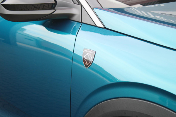 Peugeot 5008 1.2 Hybrid 145PK AUTOMAAT GT 7p | PANORAMISCH SCHUIFDAK PACK | 360° VISION & DRIVE ASSIST PLUS PACK: (360° CAMERA, BUITENSPIEGELS MET KANTELFUNCTIE, DRIVE ASSIST 2.0, DRAADLOZE TELEFOONLADER, ANTIDIEFSTALALARM) | BEKLEDING ALCANTARA/KUNSTLEDER | SEAT PACK COMFORT: (AGR BESTUUDERSSTOEL EN PASSAGIERSSTOEL ELEKTRISCH VERSTELBAAR MET MASSAGE FUNCTIE, BESTUUDERSSTOEL MET GEHEUGENFUNCTIE, BUITENSTE ZITPLAATSEN ACHTERBANK VERWARMBAAR) | GLANZEND ZWARTE DAKRAILS | BLUE OBSESSION | 19" LICHTMETALEN VELGEN "BREDA" | DRAADLOZE TELEFOONLADER | APPLE CARPLAY/ANDROID AUTO DRAADLOOS
