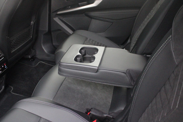 Peugeot 5008 1.2 Hybrid 145PK AUTOMAAT GT 7p | PANORAMISCH SCHUIFDAK PACK | 360° VISION & DRIVE ASSIST PLUS PACK: (360° CAMERA, BUITENSPIEGELS MET KANTELFUNCTIE, DRIVE ASSIST 2.0, DRAADLOZE TELEFOONLADER, ANTIDIEFSTALALARM) | BEKLEDING ALCANTARA/KUNSTLEDER | SEAT PACK COMFORT: (AGR BESTUUDERSSTOEL EN PASSAGIERSSTOEL ELEKTRISCH VERSTELBAAR MET MASSAGE FUNCTIE, BESTUUDERSSTOEL MET GEHEUGENFUNCTIE, BUITENSTE ZITPLAATSEN ACHTERBANK VERWARMBAAR) | GLANZEND ZWARTE DAKRAILS | BLUE OBSESSION | 19" LICHTMETALEN VELGEN "BREDA" | DRAADLOZE TELEFOONLADER | APPLE CARPLAY/ANDROID AUTO DRAADLOOS