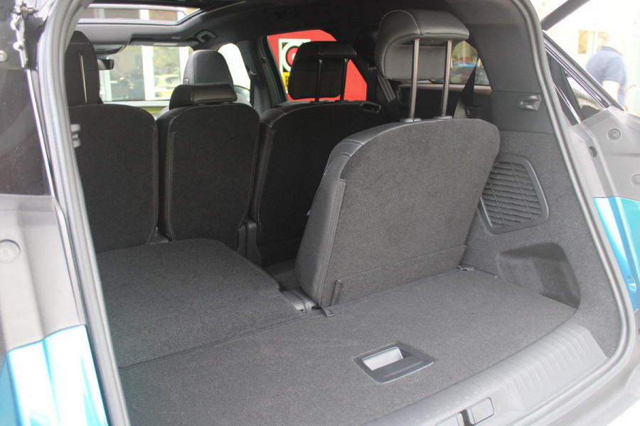 Peugeot 5008 1.2 Hybrid 145PK AUTOMAAT GT 7p | PANORAMISCH SCHUIFDAK PACK | 360° VISION & DRIVE ASSIST PLUS PACK: (360° CAMERA, BUITENSPIEGELS MET KANTELFUNCTIE, DRIVE ASSIST 2.0, DRAADLOZE TELEFOONLADER, ANTIDIEFSTALALARM) | BEKLEDING ALCANTARA/KUNSTLEDER | SEAT PACK COMFORT: (AGR BESTUUDERSSTOEL EN PASSAGIERSSTOEL ELEKTRISCH VERSTELBAAR MET MASSAGE FUNCTIE, BESTUUDERSSTOEL MET GEHEUGENFUNCTIE, BUITENSTE ZITPLAATSEN ACHTERBANK VERWARMBAAR) | GLANZEND ZWARTE DAKRAILS | BLUE OBSESSION | 19" LICHTMETALEN VELGEN "BREDA" | DRAADLOZE TELEFOONLADER | APPLE CARPLAY/ANDROID AUTO DRAADLOOS