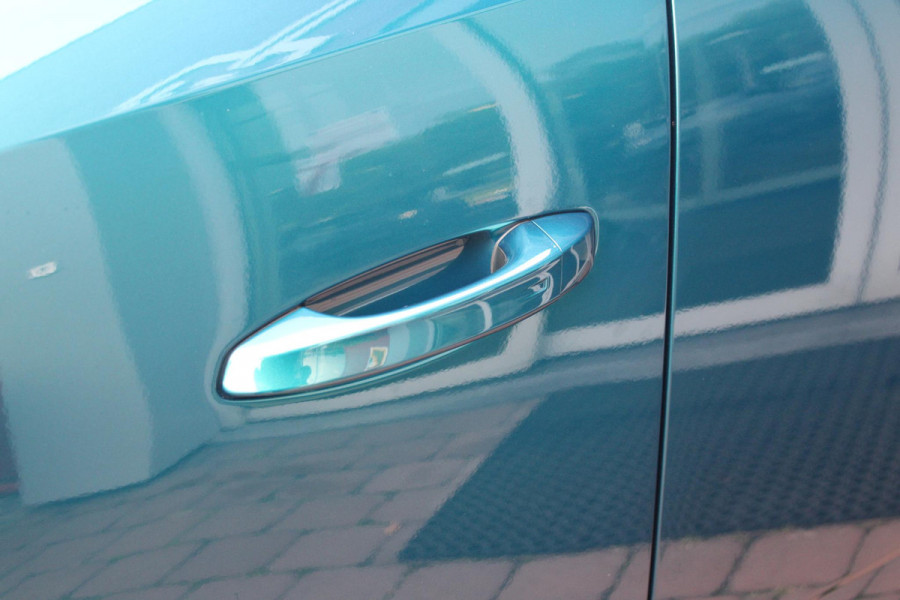 Peugeot 5008 1.2 Hybrid 145PK AUTOMAAT GT 7p | PANORAMISCH SCHUIFDAK PACK | 360° VISION & DRIVE ASSIST PLUS PACK: (360° CAMERA, BUITENSPIEGELS MET KANTELFUNCTIE, DRIVE ASSIST 2.0, DRAADLOZE TELEFOONLADER, ANTIDIEFSTALALARM) | BEKLEDING ALCANTARA/KUNSTLEDER | SEAT PACK COMFORT: (AGR BESTUUDERSSTOEL EN PASSAGIERSSTOEL ELEKTRISCH VERSTELBAAR MET MASSAGE FUNCTIE, BESTUUDERSSTOEL MET GEHEUGENFUNCTIE, BUITENSTE ZITPLAATSEN ACHTERBANK VERWARMBAAR) | GLANZEND ZWARTE DAKRAILS | BLUE OBSESSION | 19" LICHTMETALEN VELGEN "BREDA" | DRAADLOZE TELEFOONLADER | APPLE CARPLAY/ANDROID AUTO DRAADLOOS