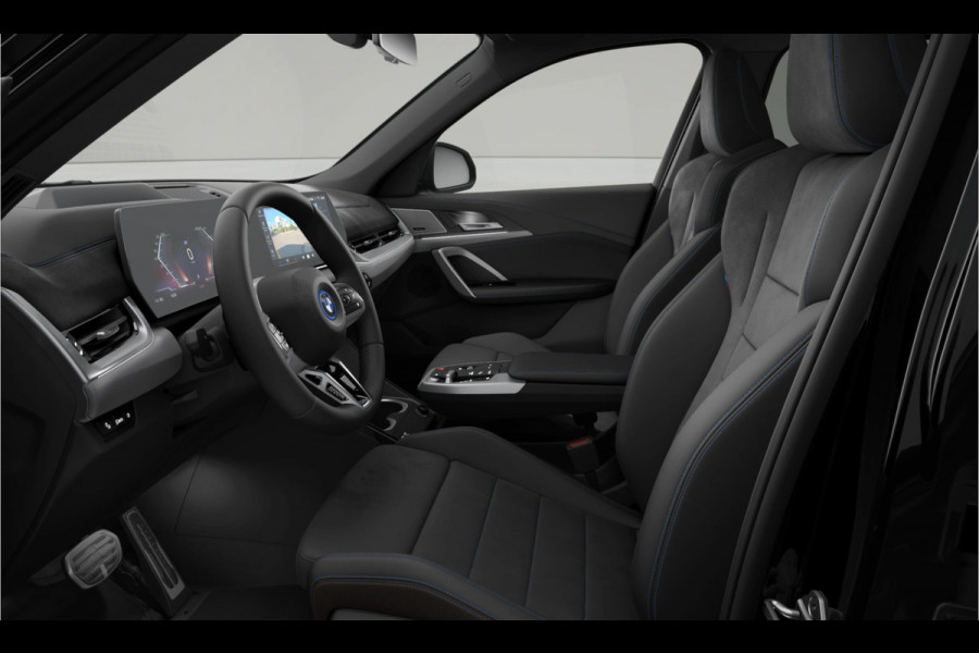 BMW iX1 eDrive20 - M-Sport - Pano - Trekhaak - ACC - Memoryzetel