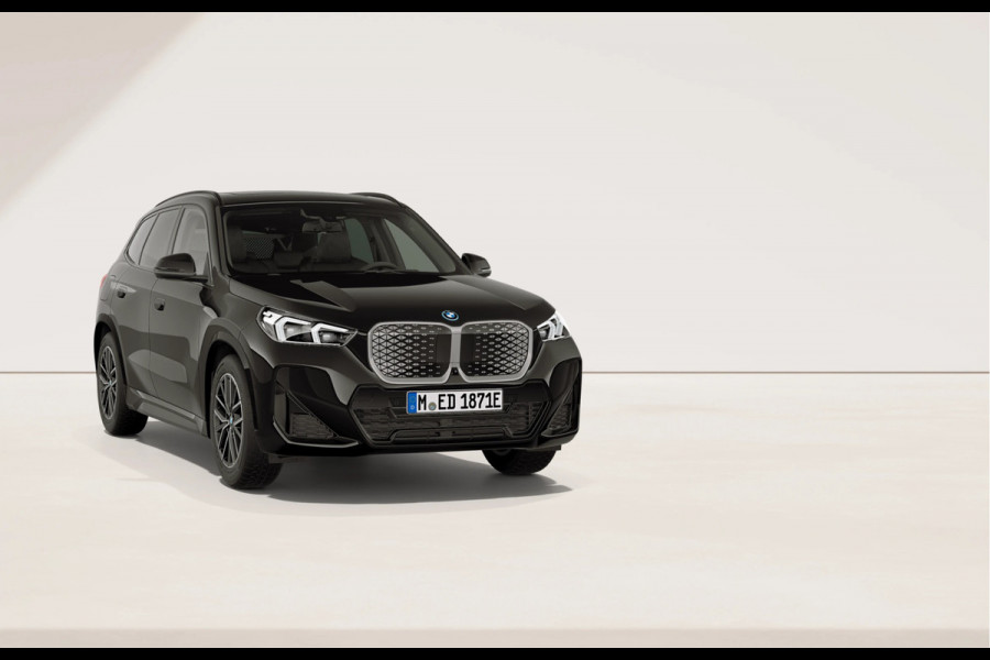 BMW iX1 eDrive20 - M-Sport - Pano - Trekhaak - ACC - Memoryzetel