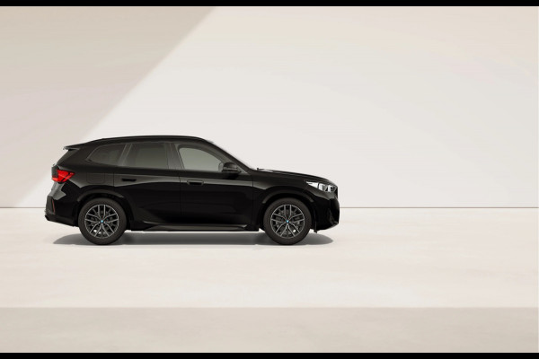 BMW iX1 eDrive20 - M-Sport - Pano - Trekhaak - ACC - Memoryzetel
