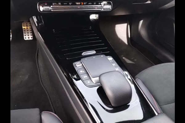 Mercedes-Benz A-Klasse 250 e Business Line AMG | Magno | Panoramadak | Stoelverwarming | Camera | Ambiance Verlichting | Cruise Control | Keyless | LED | Parkeersensoren | Cruise Control |