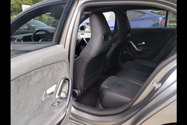 Mercedes-Benz A-Klasse 250 e Business Line AMG | Magno | Panoramadak | Stoelverwarming | Camera | Ambiance Verlichting | Cruise Control | Keyless | LED | Parkeersensoren | Cruise Control |