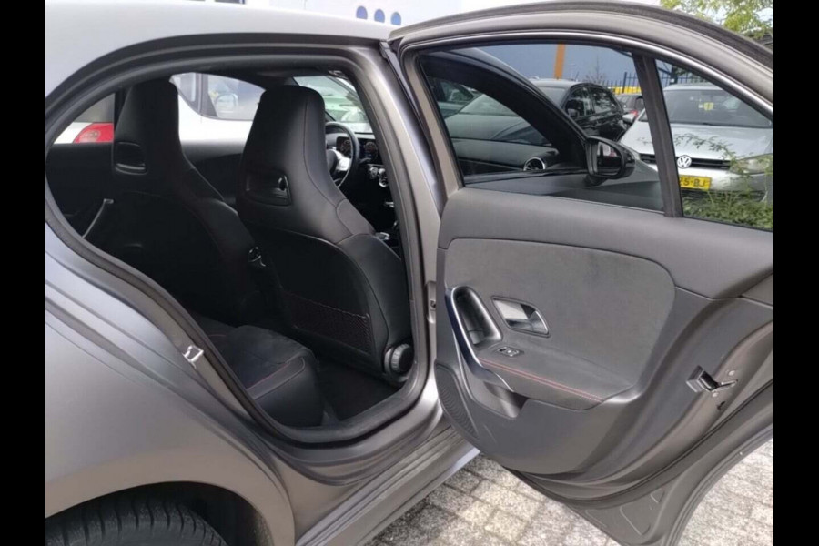 Mercedes-Benz A-Klasse 250 e Business Line AMG | Magno | Panoramadak | Stoelverwarming | Camera | Ambiance Verlichting | Cruise Control | Keyless | LED | Parkeersensoren | Cruise Control |