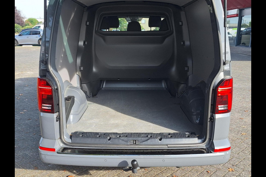 Volkswagen Transporter 2.0 TDI L2H1 30 DC Bulli Automaat | NL-Auto | Trekhaak | Blindspot | Park Assist | Airbag-Pack |
