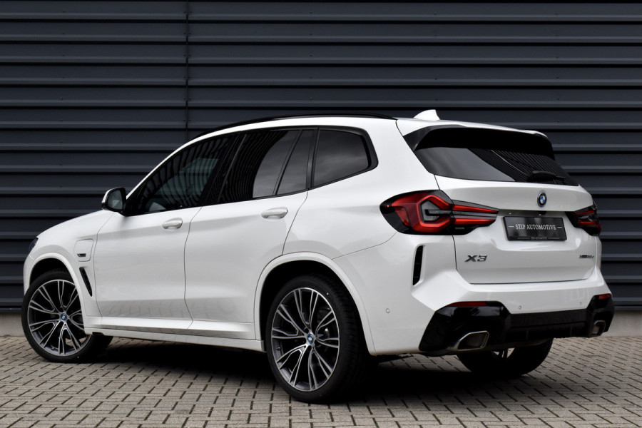 BMW X3 xDrive30e M Sport | Pano | 21'' Wielen | Camera | CarPlay | Head-Up | Stoelverwarming | Sfeerverlichting |