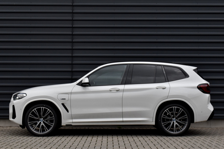 BMW X3 xDrive30e M Sport | Pano | 21'' Wielen | Camera | CarPlay | Head-Up | Stoelverwarming | Sfeerverlichting |