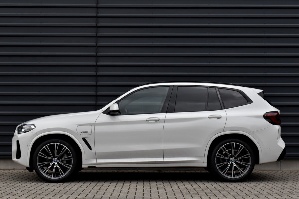 BMW X3 xDrive30e M Sport | Pano | 21'' Wielen | Camera | CarPlay | Head-Up | Stoelverwarming | Sfeerverlichting |