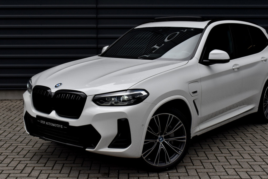 BMW X3 xDrive30e M Sport | Pano | 21'' Wielen | Camera | CarPlay | Head-Up | Stoelverwarming | Sfeerverlichting |