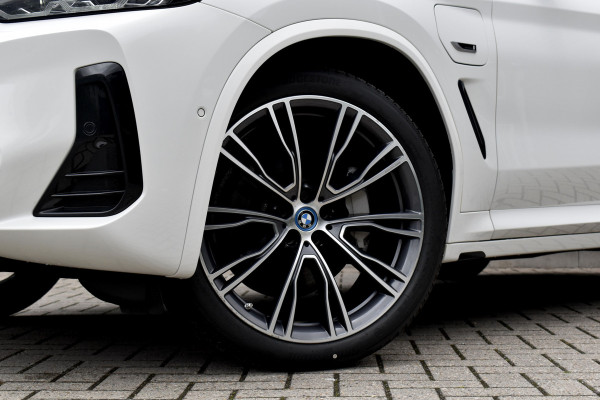 BMW X3 xDrive30e M Sport | Pano | 21'' Wielen | Camera | CarPlay | Head-Up | Stoelverwarming | Sfeerverlichting |