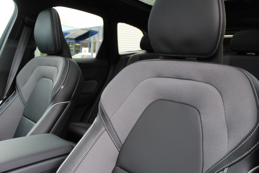 Volvo XC60 2.0 T6 Plug-in hybrid AWD Plus Black Edition | Trekhaak | Panoramadak | Head-Up | H/K