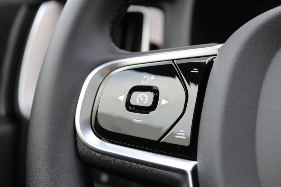 Volvo XC60 2.0 T6 Plug-in hybrid AWD Plus Black Edition | Trekhaak | Panoramadak | Head-Up | H/K