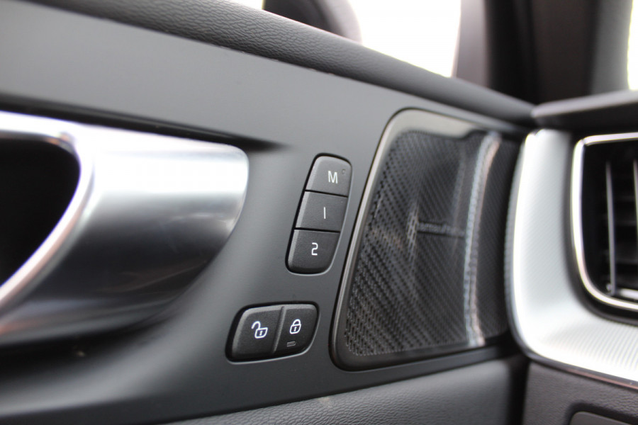 Volvo XC60 2.0 T6 Plug-in hybrid AWD Plus Black Edition | Trekhaak | Panoramadak | Head-Up | H/K
