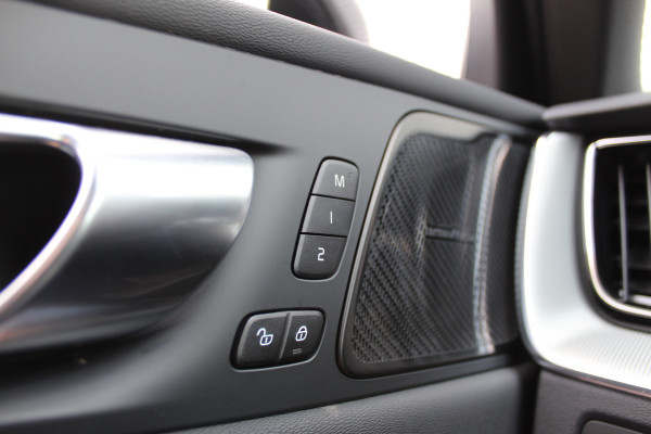 Volvo XC60 2.0 T6 Plug-in hybrid AWD Plus Black Edition | Trekhaak | Panoramadak | Head-Up | H/K