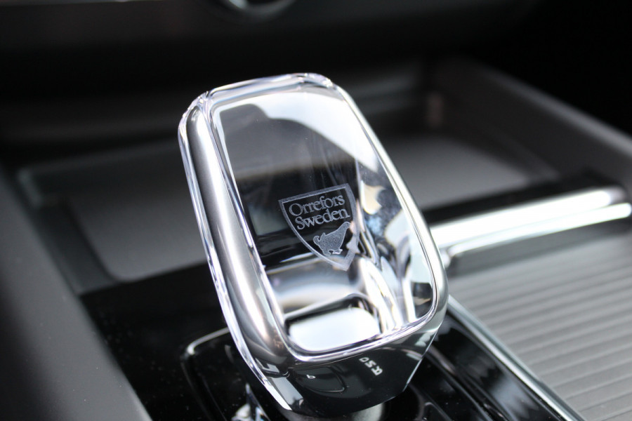 Volvo XC60 2.0 T6 Plug-in hybrid AWD Plus Black Edition | Trekhaak | Panoramadak | Head-Up | H/K