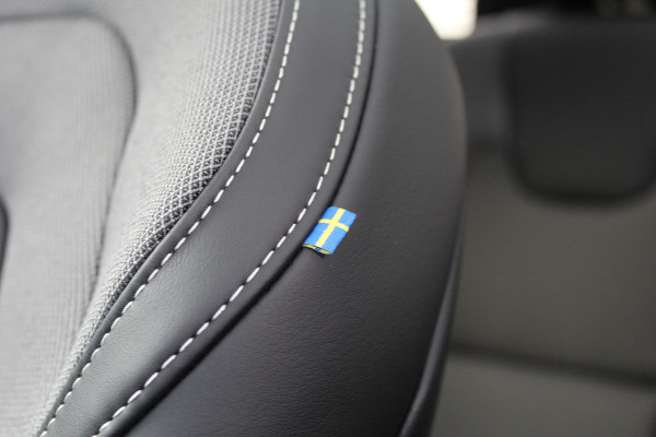 Volvo XC60 2.0 T6 Plug-in hybrid AWD Plus Black Edition | Trekhaak | Panoramadak | Head-Up | H/K