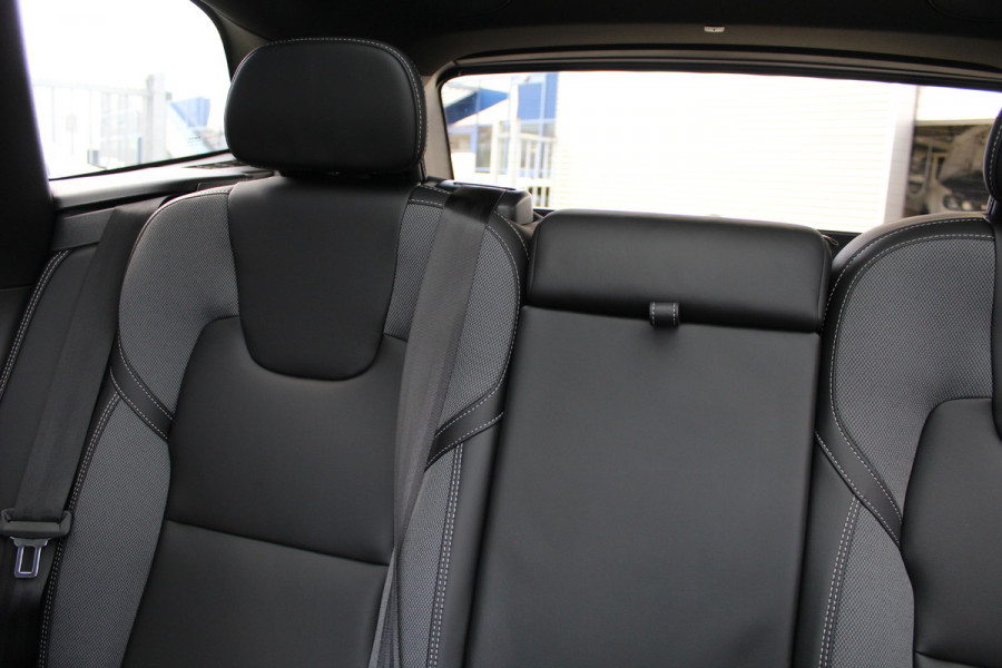 Volvo XC60 2.0 T6 Plug-in hybrid AWD Plus Black Edition | Trekhaak | Panoramadak | Head-Up | H/K
