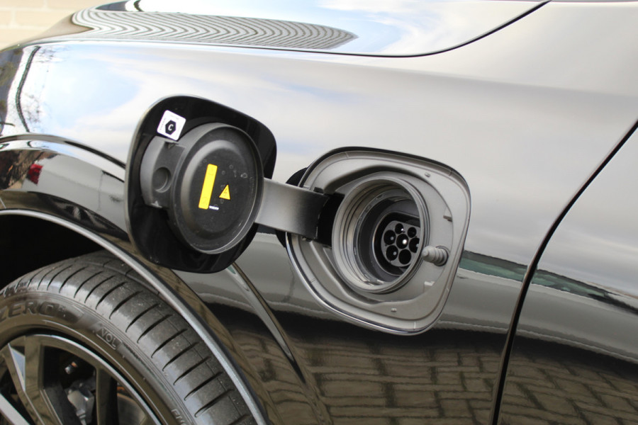 Volvo XC60 2.0 T6 Plug-in hybrid AWD Plus Black Edition | Trekhaak | Panoramadak | Head-Up | H/K