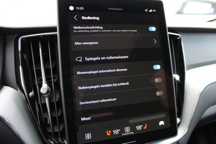 Volvo XC60 2.0 T6 Plug-in hybrid AWD Plus Black Edition | Trekhaak | Panoramadak | Head-Up | H/K