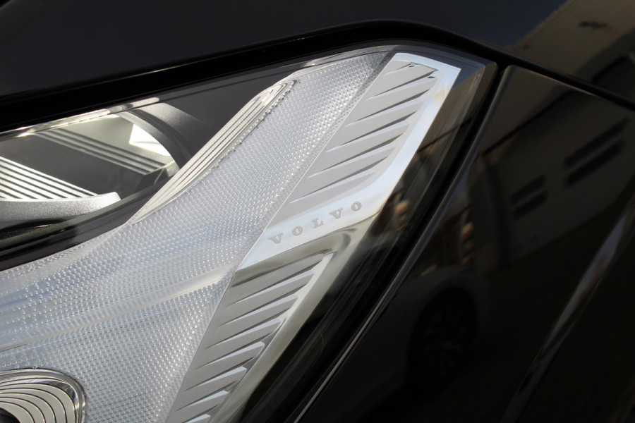 Volvo XC60 2.0 T6 Plug-in hybrid AWD Plus Black Edition | Trekhaak | Panoramadak | Head-Up | H/K