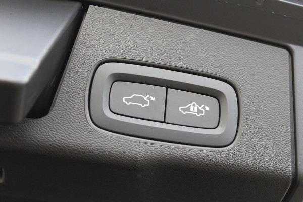 Volvo XC60 2.0 T6 Plug-in hybrid AWD Plus Black Edition | Trekhaak | Panoramadak | Head-Up | H/K