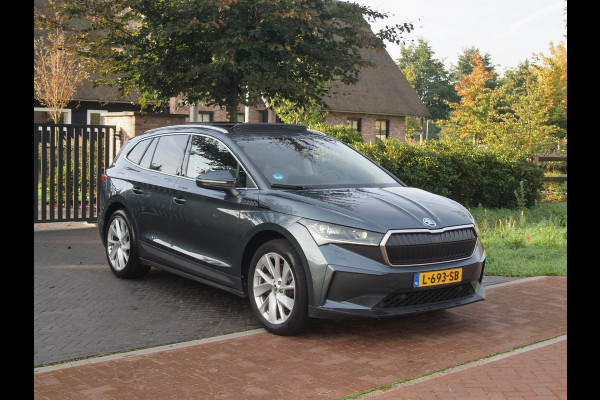 Škoda ENYAQ iV 80 | Panoramadak | Trekhaak | Camera | Warmtepomp | Sfeerverlichting | ACC | NL-Auto |
