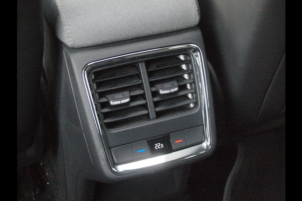 Škoda ENYAQ iV 80 | Panoramadak | Trekhaak | Camera | Warmtepomp | Sfeerverlichting | ACC | NL-Auto |