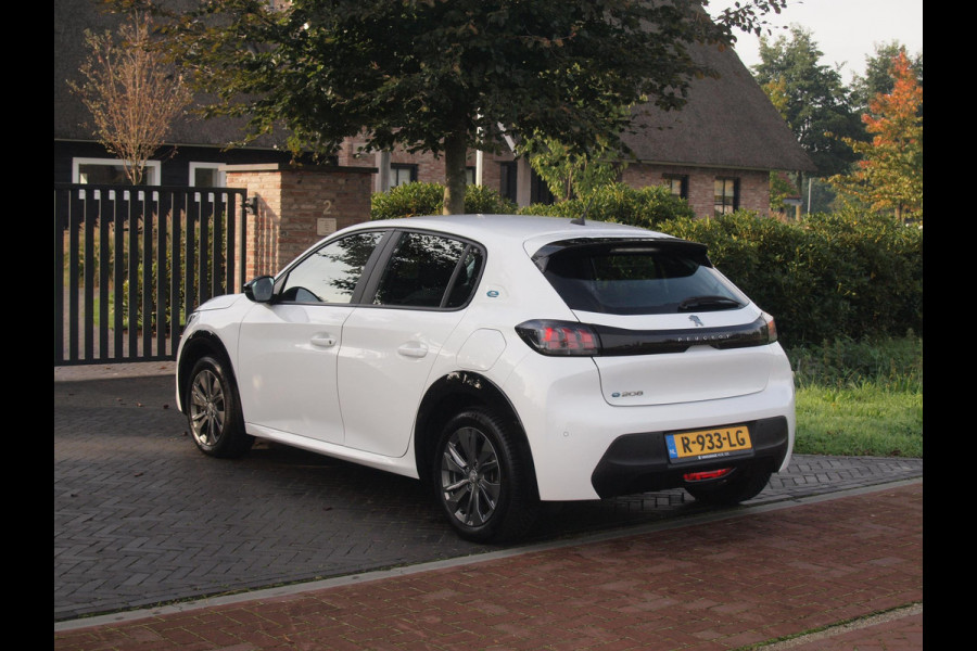 Peugeot e-208 EV 50 kWh | SOH 92% | Apple Carplay | Parkeersensoren | Navi | Cruise Control | NL-Auto |