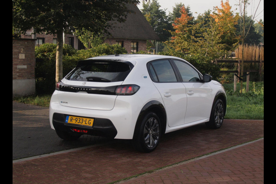 Peugeot e-208 EV 50 kWh | SOH 92% | Apple Carplay | Parkeersensoren | Navi | Cruise Control | NL-Auto |
