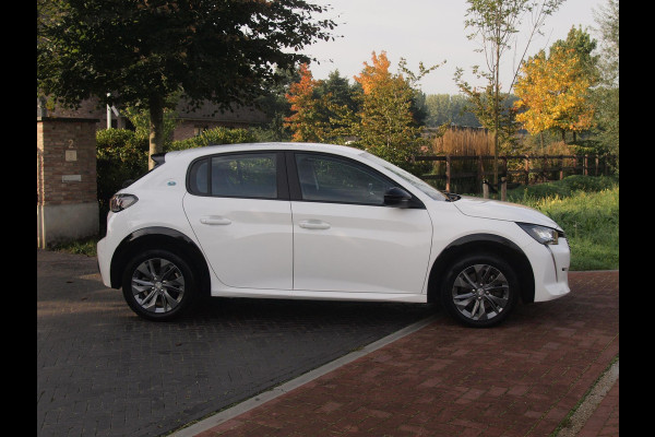 Peugeot e-208 EV 50 kWh | SOH 92% | Apple Carplay | Parkeersensoren | Navi | Cruise Control | NL-Auto |
