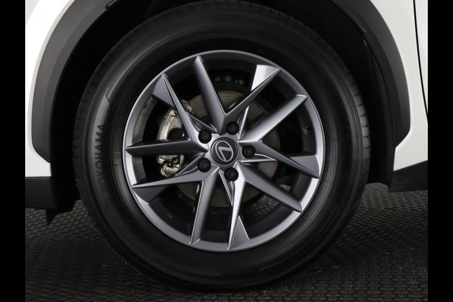 Lexus LBX 1.5 Business Line 2WD | Dodehoek detectie | Stuur- & Stoelverwarming | Navigatie | Parkeersensoren