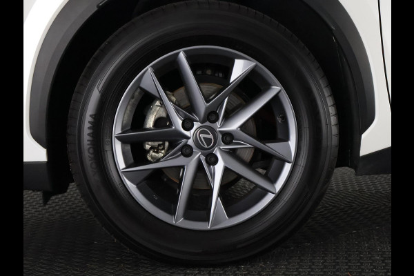 Lexus LBX 1.5 Business Line 2WD | Dodehoek detectie | Stuur- & Stoelverwarming | Navigatie | Parkeersensoren