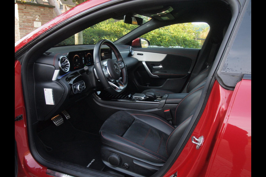 Mercedes-Benz CLA-Klasse 250 e AMG Line | Black Optic | Camera | Sfeerverlichting | Sportstoelen | 19 Inch | NL-Auto |