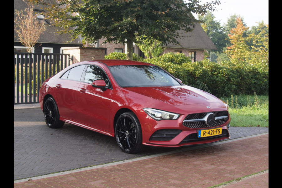 Mercedes-Benz CLA-Klasse 250 e AMG Line | Black Optic | Camera | Sfeerverlichting | Sportstoelen | 19 Inch | NL-Auto |