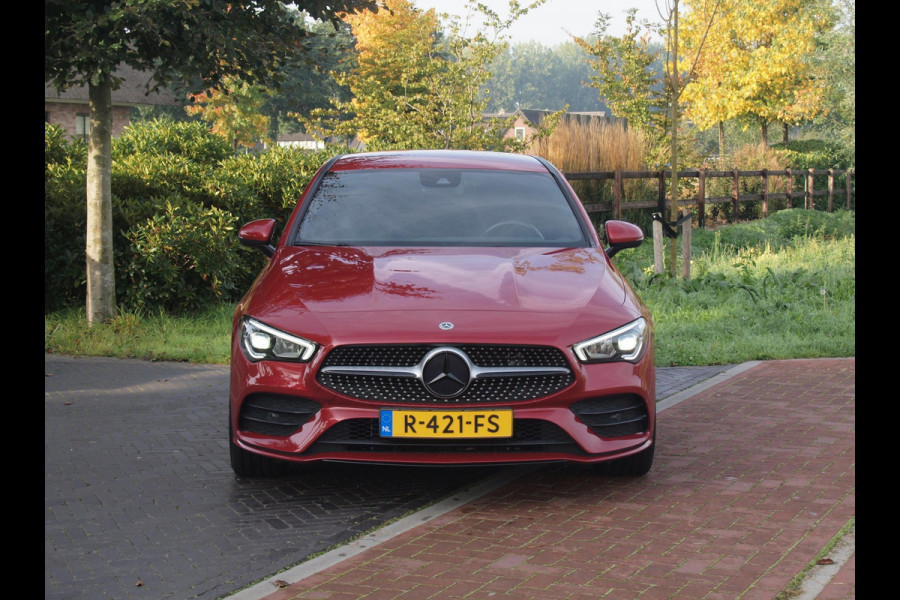 Mercedes-Benz CLA-Klasse 250 e AMG Line | Black Optic | Camera | Sfeerverlichting | Sportstoelen | 19 Inch | NL-Auto |