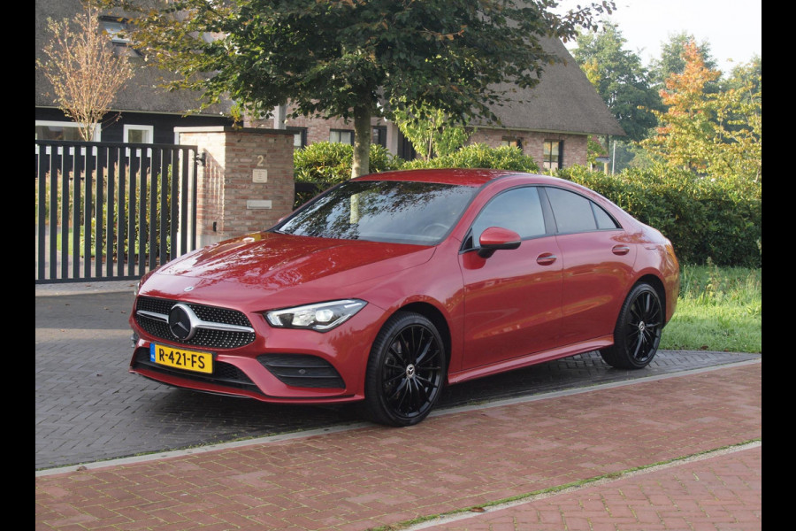 Mercedes-Benz CLA-Klasse 250 e AMG Line | Black Optic | Camera | Sfeerverlichting | Sportstoelen | 19 Inch | NL-Auto |