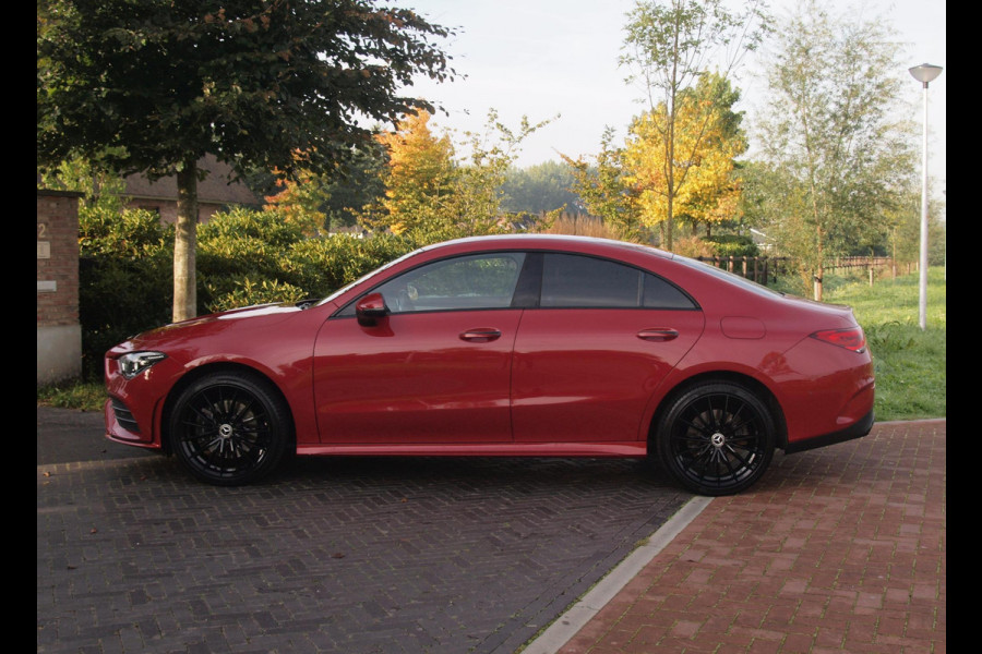 Mercedes-Benz CLA-Klasse 250 e AMG Line | Black Optic | Camera | Sfeerverlichting | Sportstoelen | 19 Inch | NL-Auto |