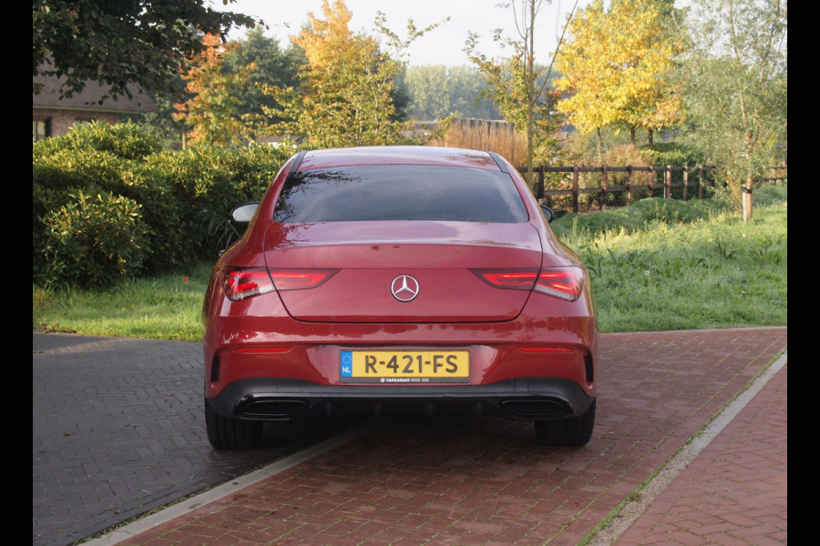 Mercedes-Benz CLA-Klasse 250 e AMG Line | Black Optic | Camera | Sfeerverlichting | Sportstoelen | 19 Inch | NL-Auto |