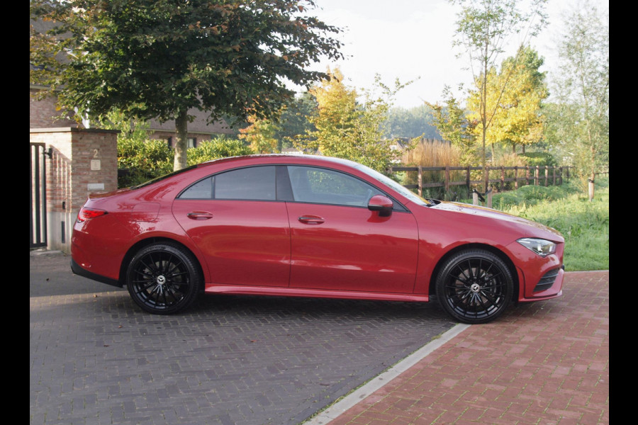 Mercedes-Benz CLA-Klasse 250 e AMG Line | Black Optic | Camera | Sfeerverlichting | Sportstoelen | 19 Inch | NL-Auto |