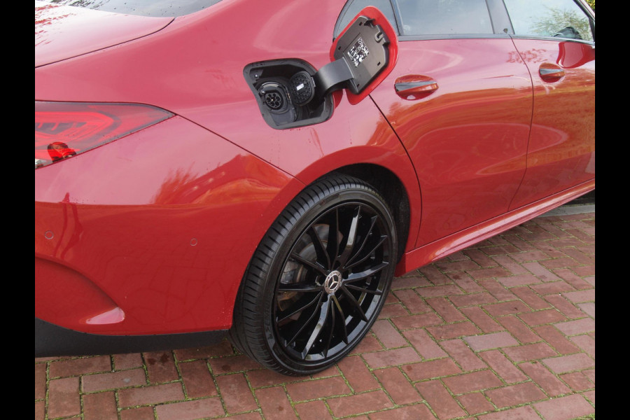 Mercedes-Benz CLA-Klasse 250 e AMG Line | Black Optic | Camera | Sfeerverlichting | Sportstoelen | 19 Inch | NL-Auto |