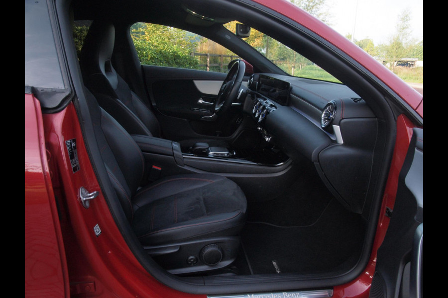 Mercedes-Benz CLA-Klasse 250 e AMG Line | Black Optic | Camera | Sfeerverlichting | Sportstoelen | 19 Inch | NL-Auto |