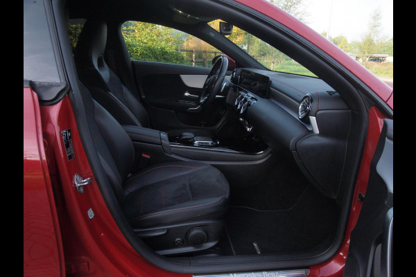 Mercedes-Benz CLA-Klasse 250 e AMG Line | Black Optic | Camera | Sfeerverlichting | Sportstoelen | 19 Inch | NL-Auto |