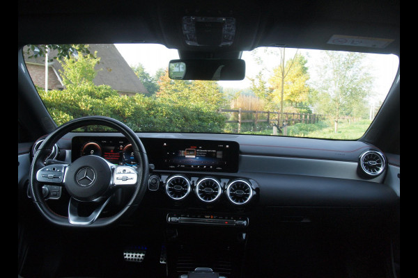 Mercedes-Benz CLA-Klasse 250 e AMG Line | Black Optic | Camera | Sfeerverlichting | Sportstoelen | 19 Inch | NL-Auto |