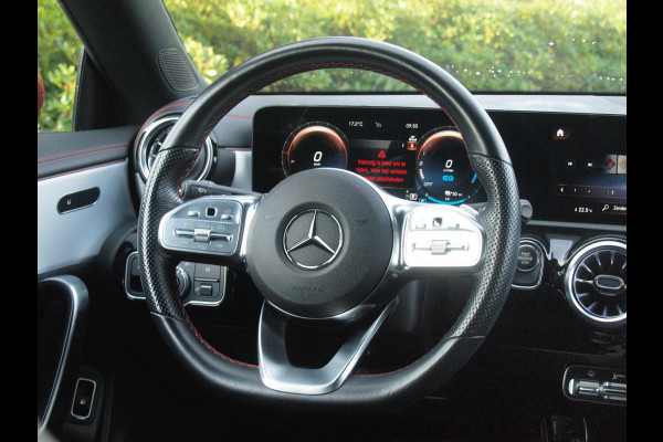 Mercedes-Benz CLA-Klasse 250 e AMG Line | Black Optic | Camera | Sfeerverlichting | Sportstoelen | 19 Inch | NL-Auto |